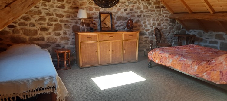 Chambre avec deux lits